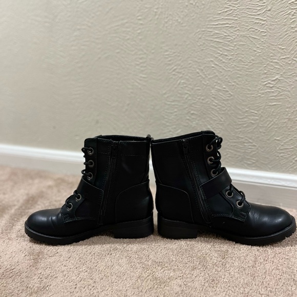 Arizona Jeans Lace up with side zipper combat boots. Size 5.5 - Picture 3 of 6